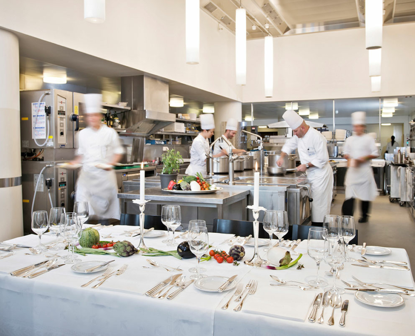 Begehrte Plätze: am Chef’s Table des Waldhaus Sils