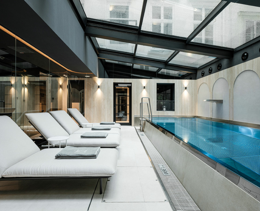 Unter dem Glassdach: Spa-Pool des The Amauris