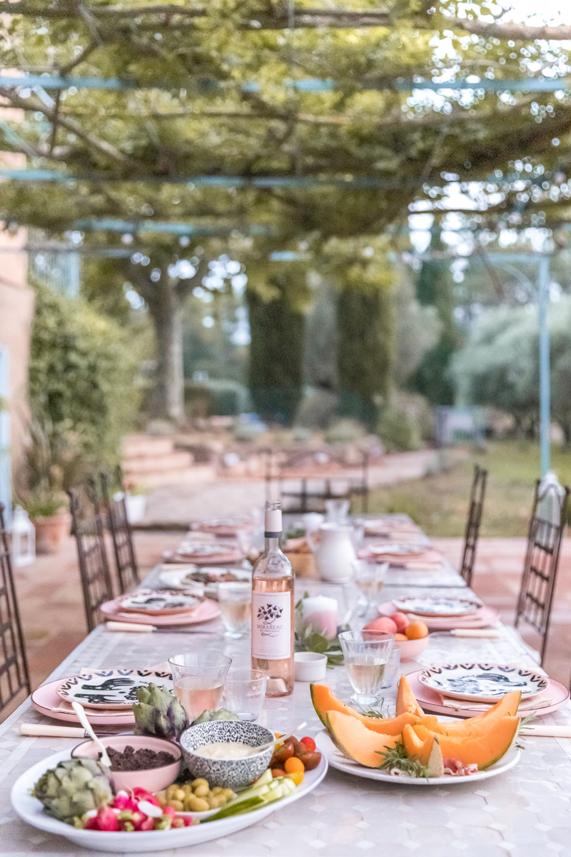 Lunch unter der Pergola des Ferienhauses