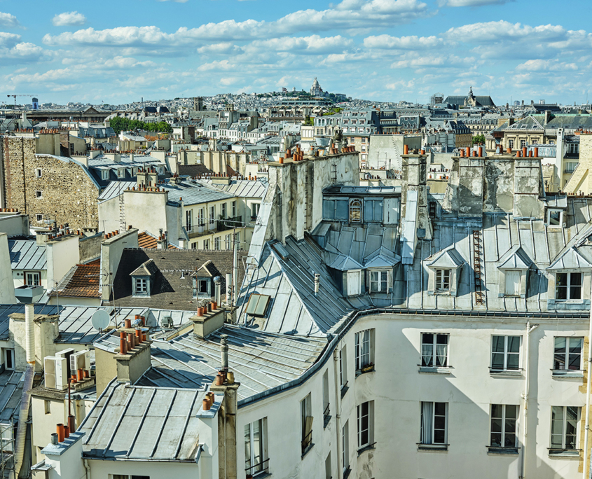 Blick über das Häusergewirr von Montmartre auf die Sacre Coeur