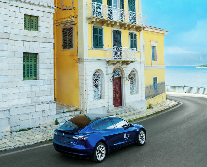 Umweltbewusst: die Tesla Autos des Ikos Resorts