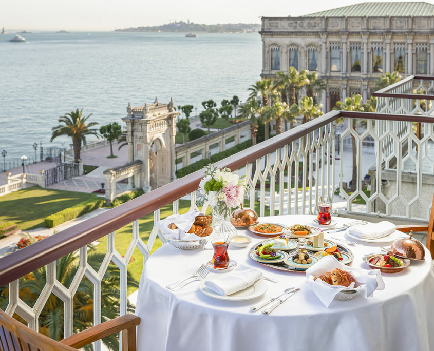 Frühstück mit Blick auf das Tor zum Bosphorus