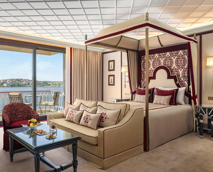 Einer der Grand Deluxe Rooms mit Baldachin und Bosphorus-Blick