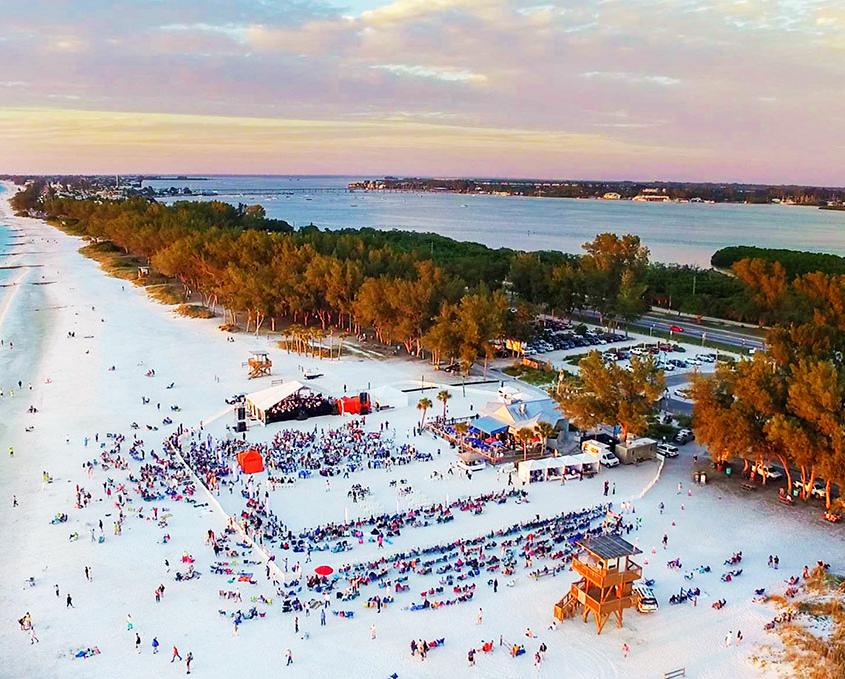 Das 45köpfige Orchester unterhält seine Gäste mit Broadway-Hits am Beach