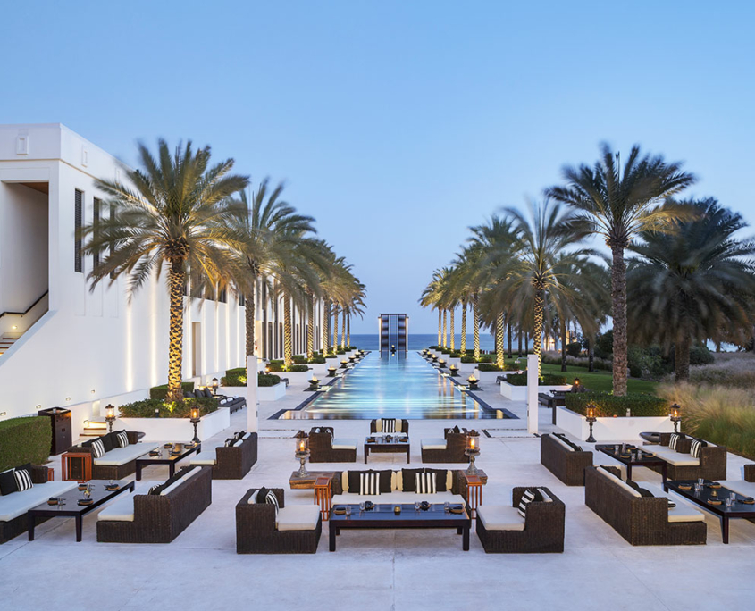 Palmengesäumt: der Pool des The Chedi Muscat 