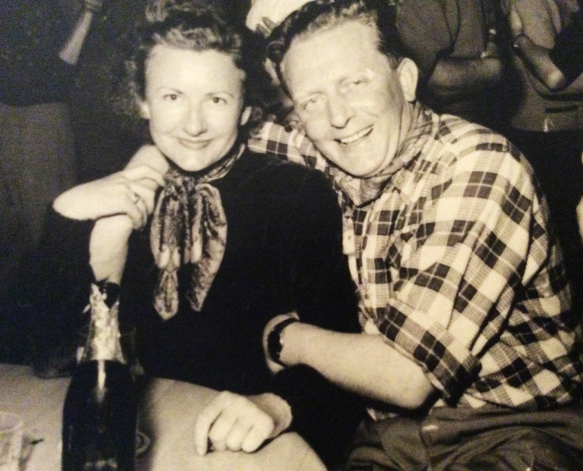 Meine Eltern beim Aprés Ski in Oberstdorf im Allgäu in den 1950er Jahren