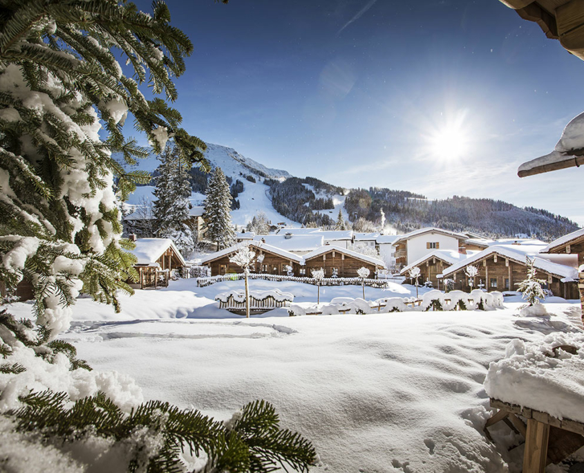 Blick auf die verschneiten Dächer der Alpin Chalets Oberjoch