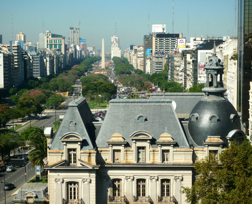 Die Avenida 9 de Julio mit Blick auf den Obelisk von Buenos Aires