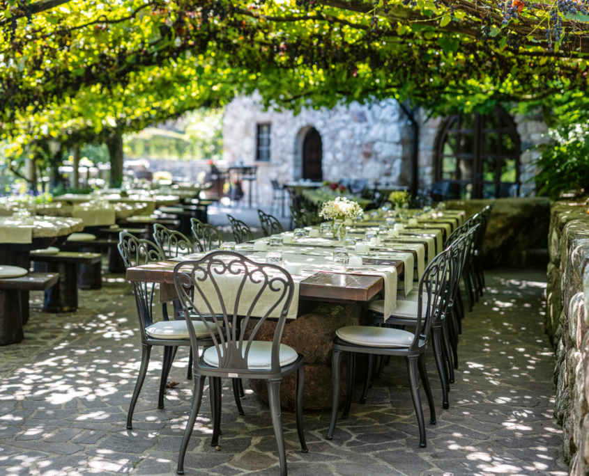 Im La Casina entspannt man sich im Schatten einer Pergola