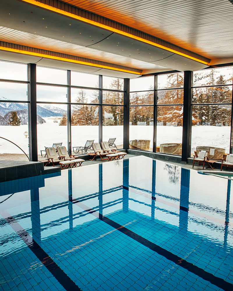 Blick vom beheizten Pool auf das verschneite Winterparadies