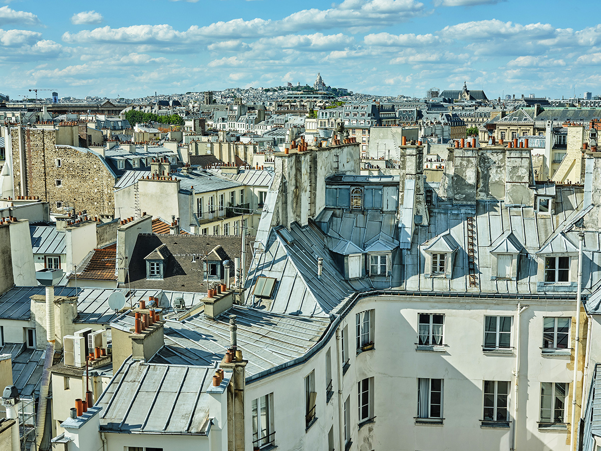Blick über das Häusergewirr von Montmartre auf die Sacre Coeur