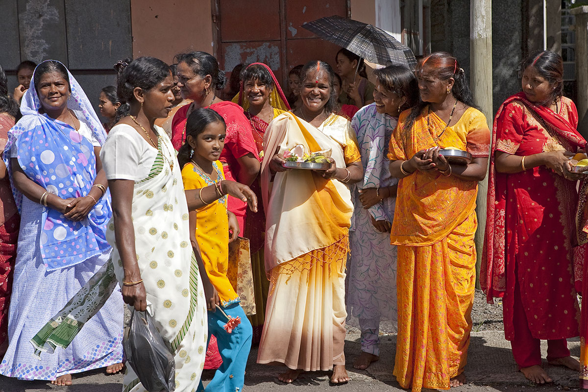 ©MTPA_Bamba. Hinduistische Frauen bringen Opfergaben