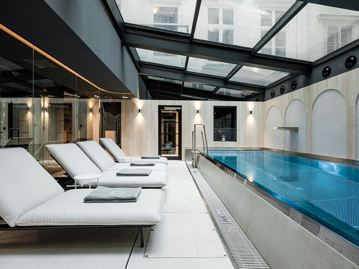Unter dem Glassdach: Spa-Pool des The Amauris