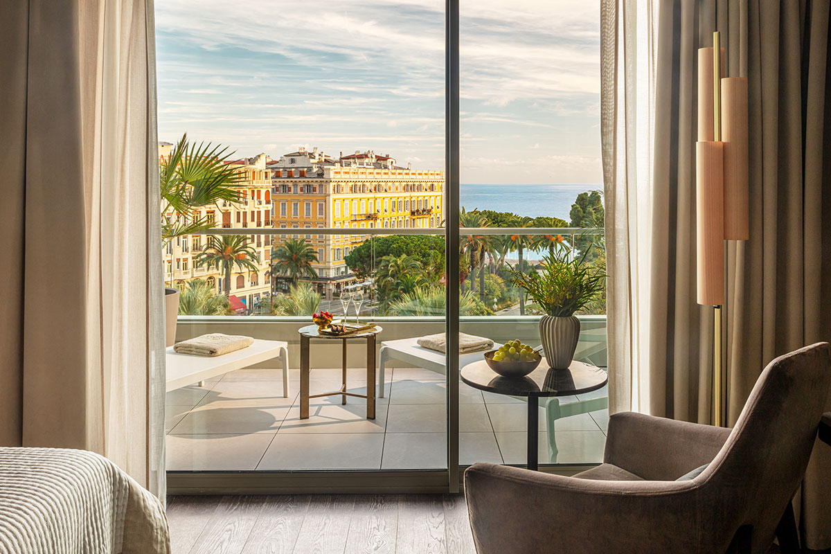 Blick auf die Strandpromenade und das Meer (c) The Leading Hotel softhe World