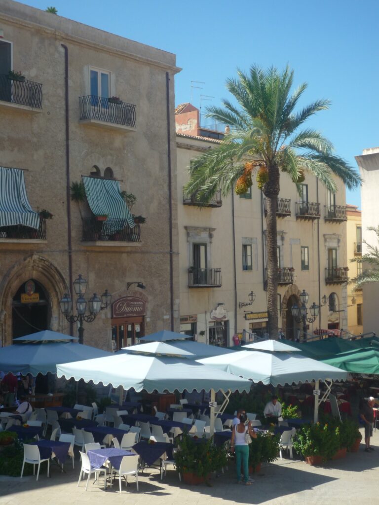 Hier trifft sich alles – in den Straßencafés von Marina Corta
Im Park des Museo Archeologico Eoliano