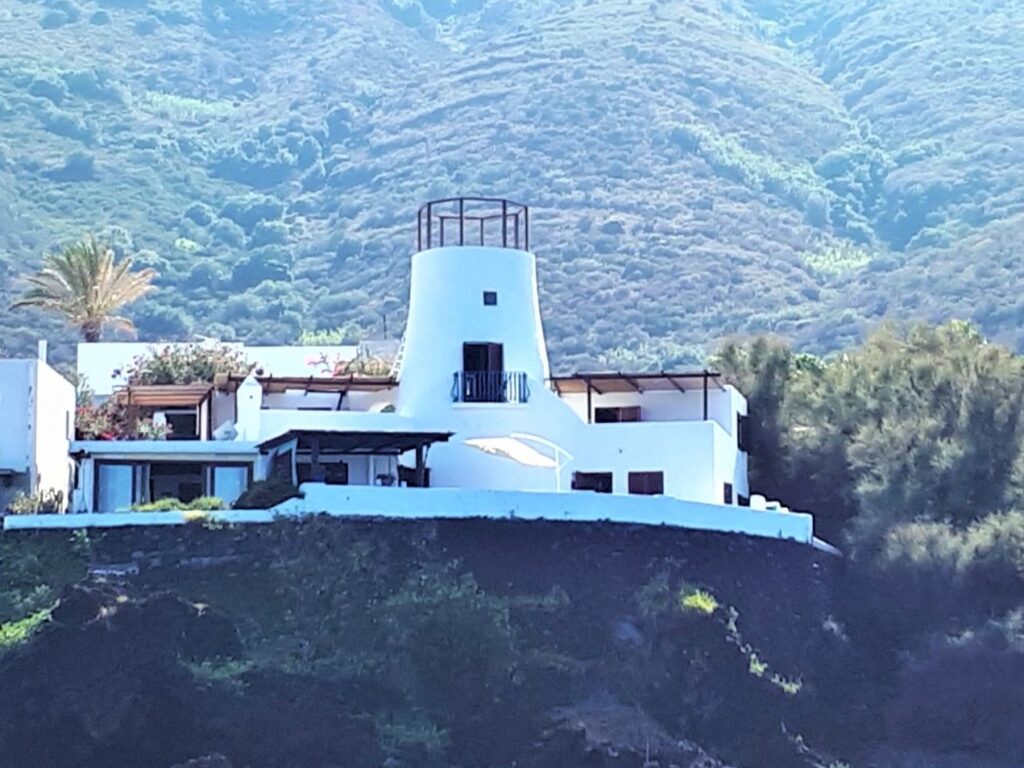 Blick auf Il Mulino vom Meer aus
