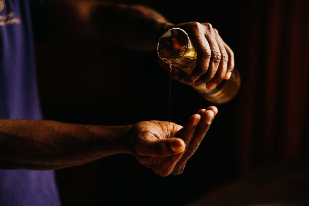 Ayurvedische Massage mit tiefenwirksamen Ölen 