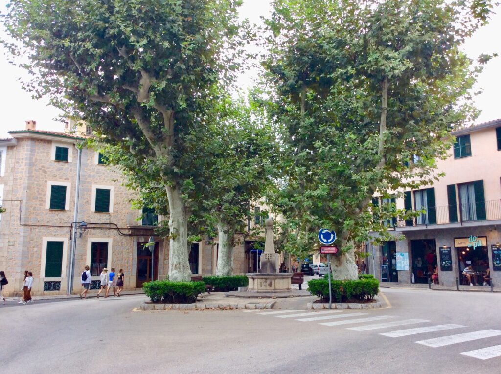 Die zentrale Placa Constitucio in Soller