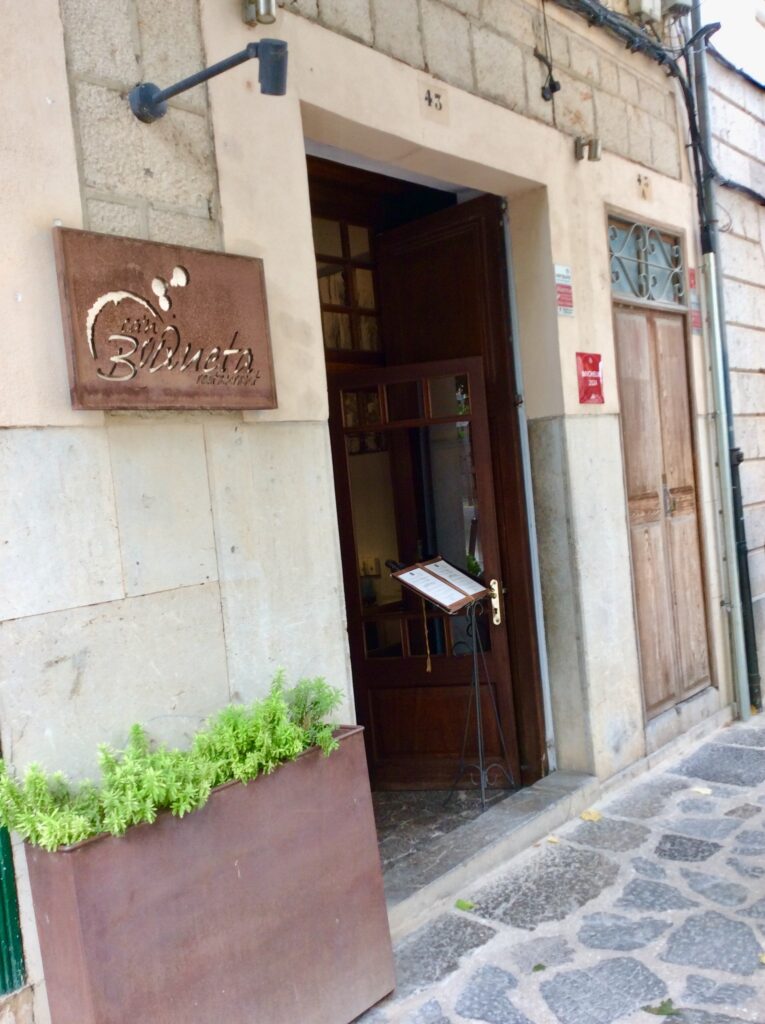 Ruhig gelegen: das Szenebistro Can Boqueta 
Großstadt-Flair in den Straßen von Sóller
