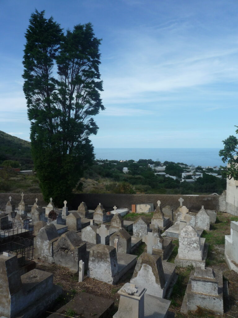 Der Friedhof mit Meerblick
Der Strombolicchio mit Leuchtturm