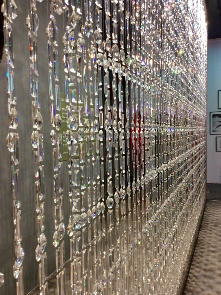 Ein Vorhang aus 10 000 Swarovsky-Kristallen
Ein Arrangement, das nachdenklich macht