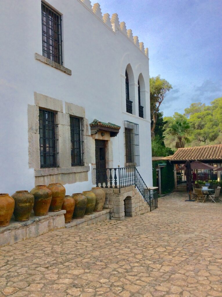 Sa Bassa Blanca und Café-Bistro La Paloma
Ben Jakober und die berühmte Skulptur Paloma