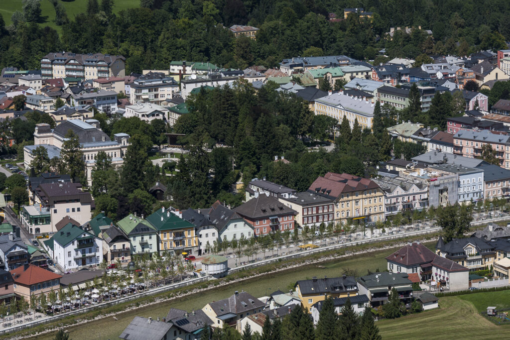 Bad Ischl mit der berühmten Esplanade am Ufer der Traun