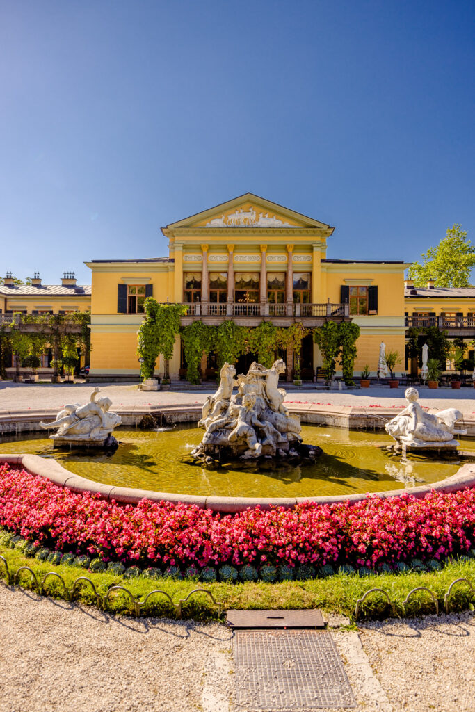 Im Habsburger Gelb: die Kaiservilla
Ein Relikt aus der Kaiserzeit: der Bahnhof