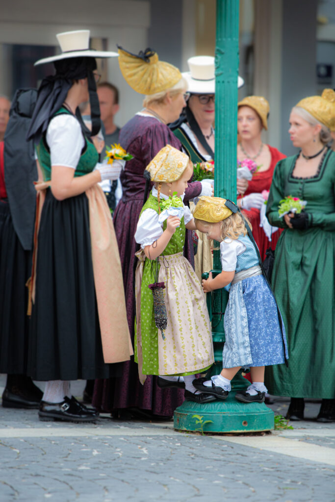 Familien in historischen Kostümen auf dem Weg zur Kaisermesse
Mitglieder des örtlichen Nostalgievereins in festlicher Kleidung