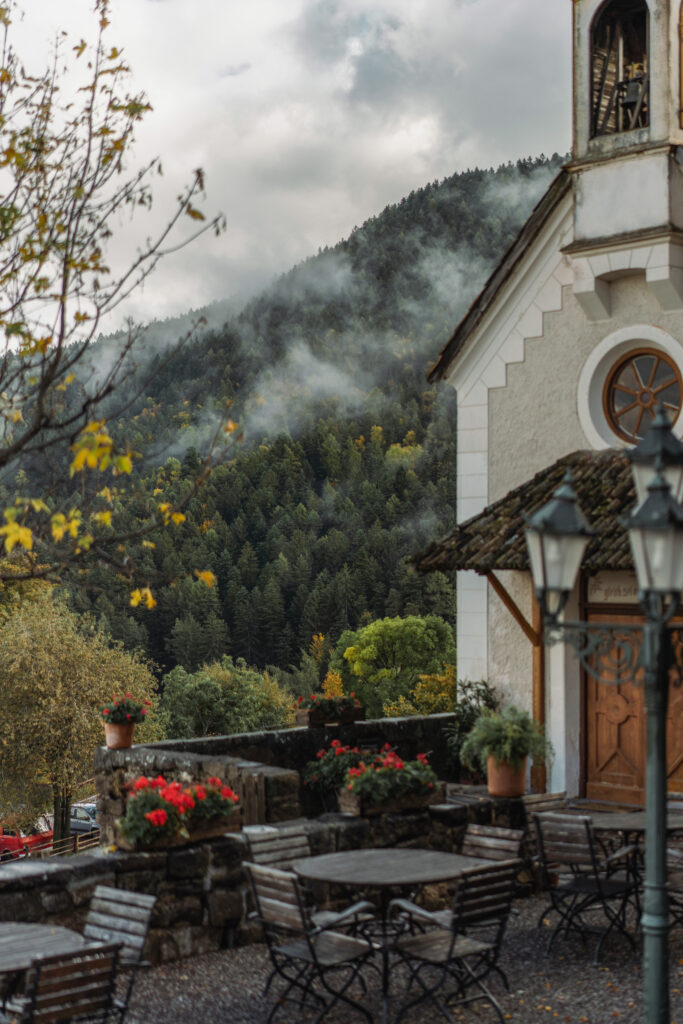 Kapelle im Morgennebel
Der Gasthof im Winterkleid