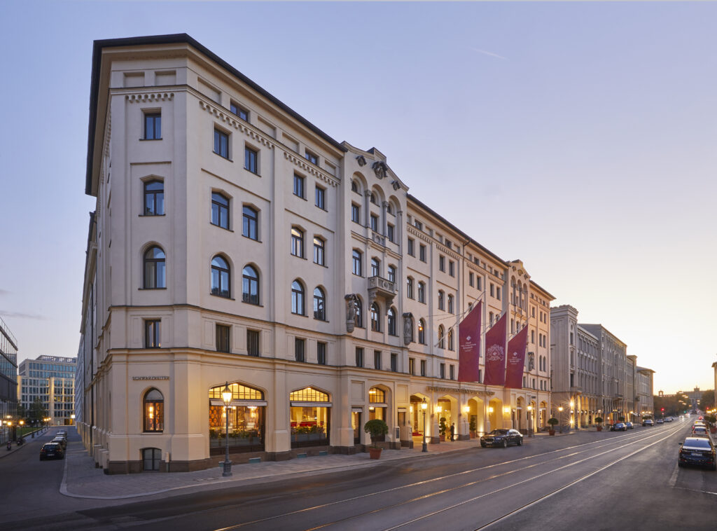 Das Vier Jahreszeiten Kempinski zählt zu den prachtvollsten Gebäuden an der Münchner Maximilianstraße