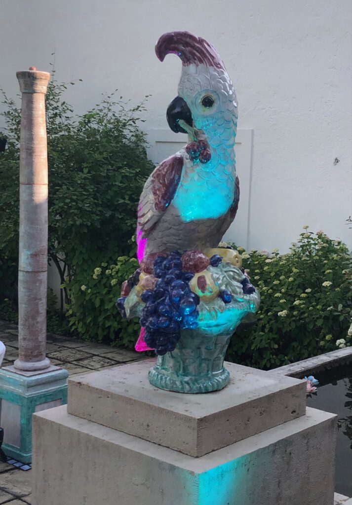 Einer von vielen wetterfesten Papageien im Park
Beim Cocktail mit Luitpold Prinz von Bayern