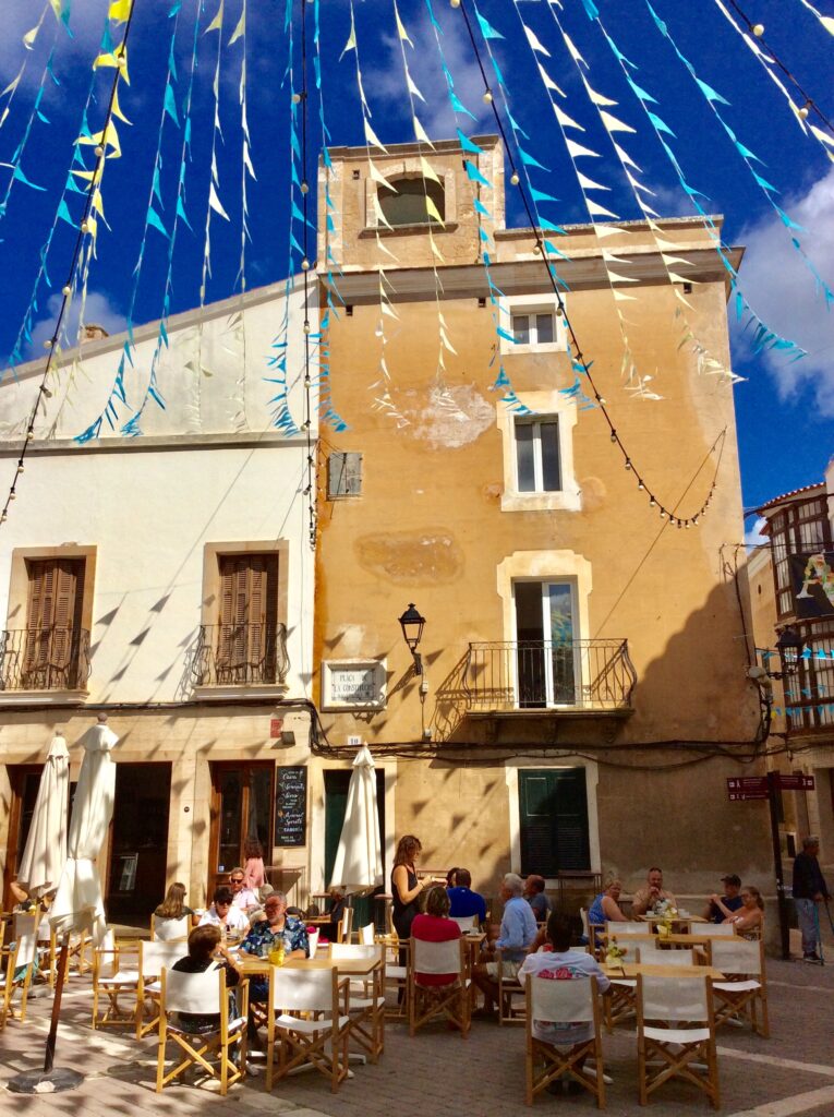 Während eines der vielen Volksfeste in Alaior
Zeit der Siesta in den Gassen von Alaior

