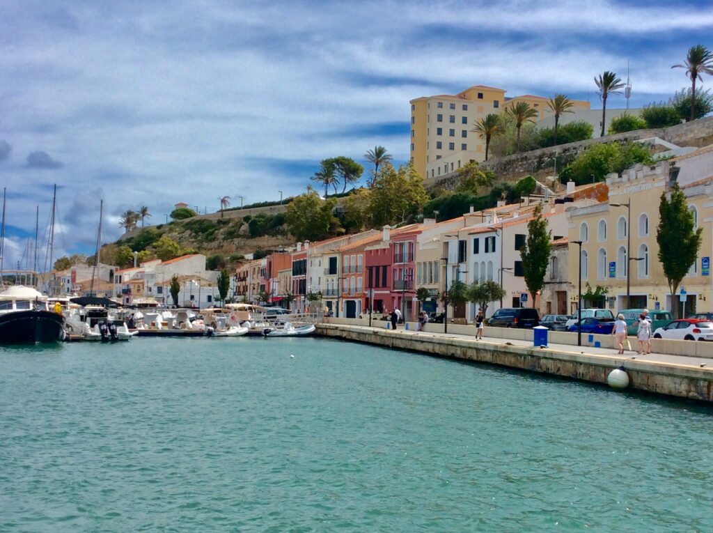 Eine langezogene Bucht: der Hafen von Maó