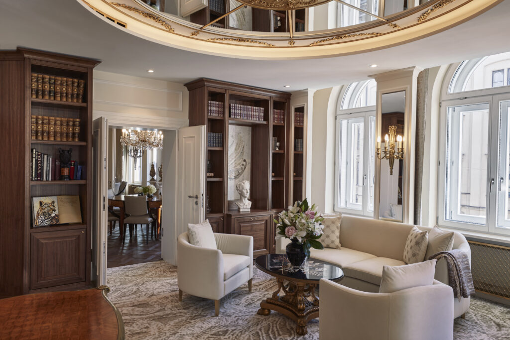 Zeitlos elegant: die Bibliothek der Ludwig Suite im Hotel Vier Jahreszeiten Kempinski