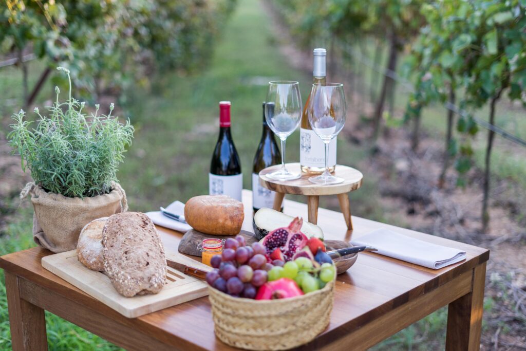 Brot und Gartenfrüchte zur Weinprobe