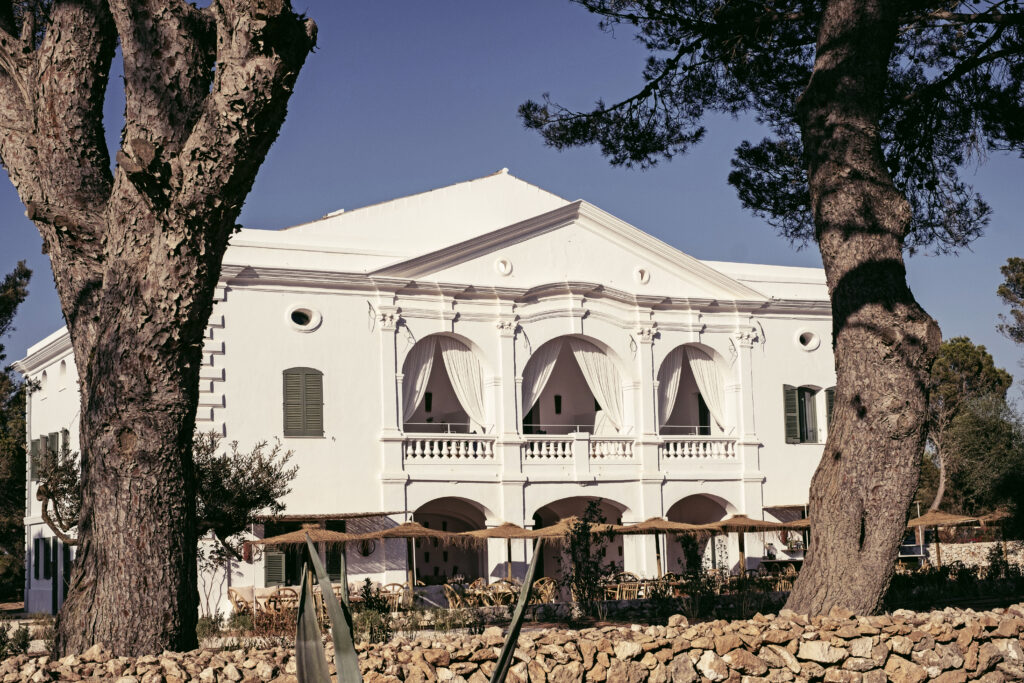 Das alte Herrenhaus mit Restaurant-Terrasse
