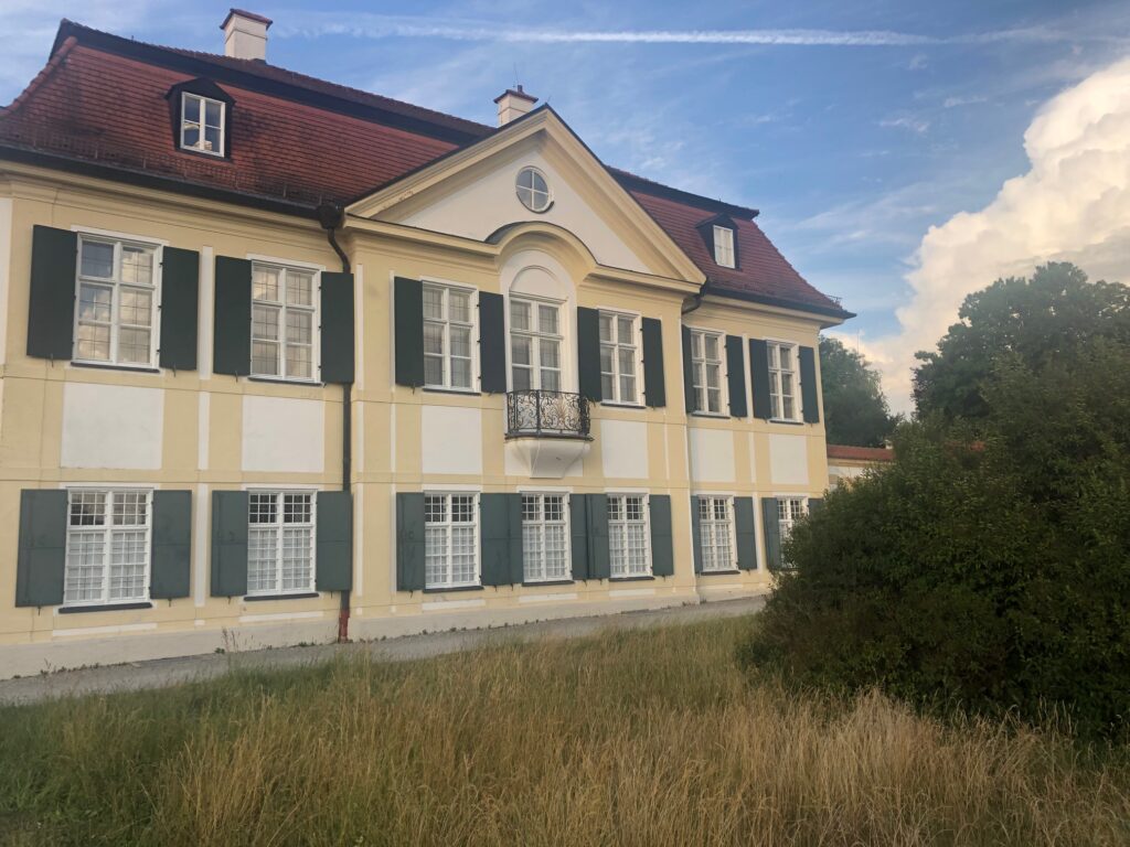 Unverändert: die Architektur und das zarte Gelb auf der Fassade des ehemaligen Kavaliershauses.