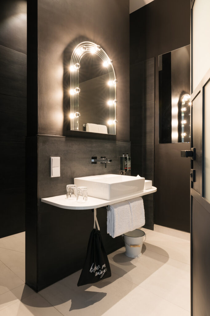 Glamour-Look in den Badezimmern
Dunkles Holz in den Schlafzimmern