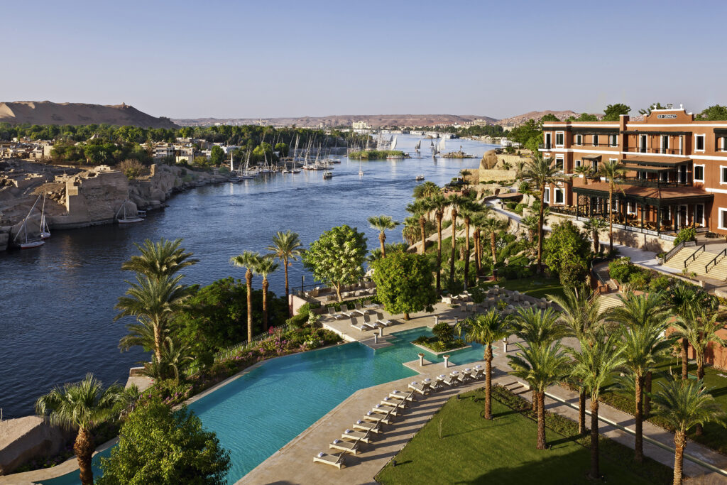 Felukken und Dahabiyas ankern vor dem Sofitel Old Cataract Hotel