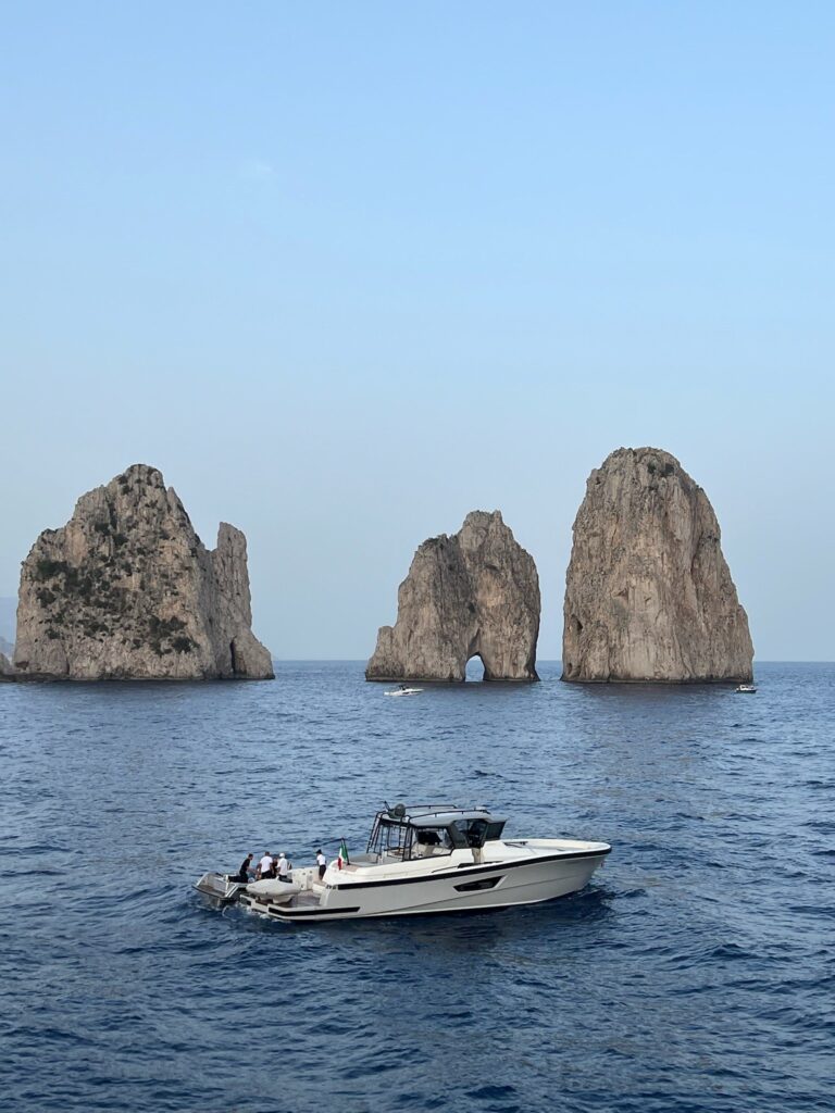 Die Hotelyacht vor den berühmten Faraglioni Felsen von Capri
Hier bleibt man unter sich: unter den Sonnenschirmen von The Rocks