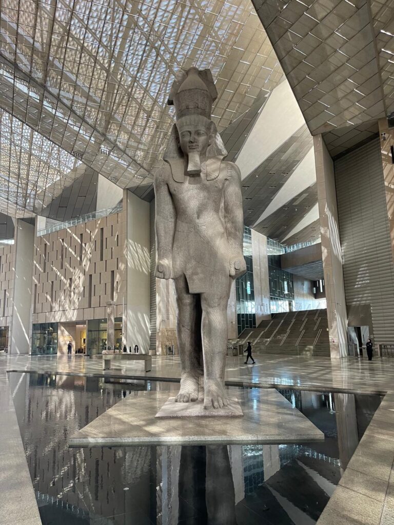 Die elf Meter Hohe Statue von Ramses II an ihrem neuen Standort
Kalksteinstatuen Sisostris auf der großen Treppe des Museum
