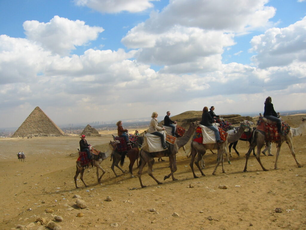 Damals noch eine reine Freude: Kamelreiten von den Pyramiden zum Mena House