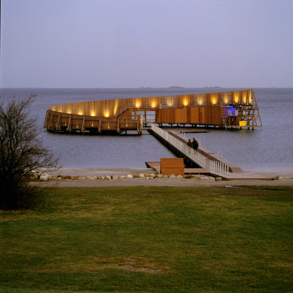 Schwebt über dem Wasser: das Kastrup Seebad ©Ole Haupt
