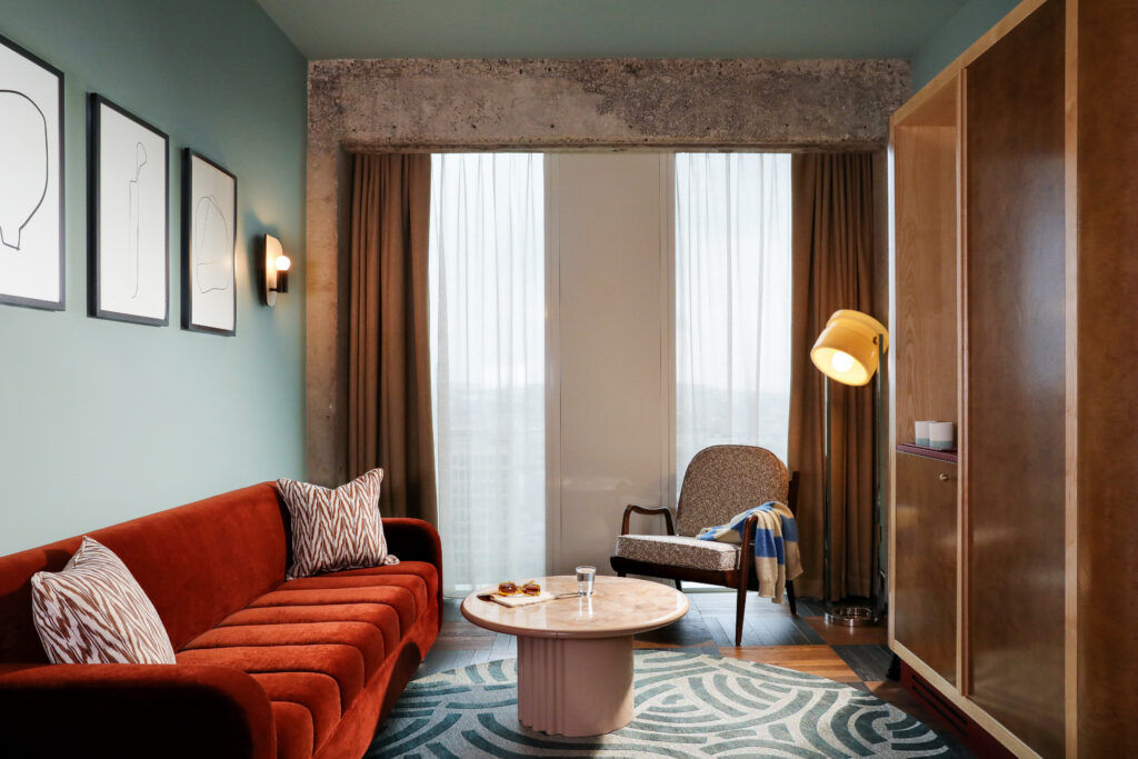 Eins der Zimmer im nostalgischen Mid-Century-Look