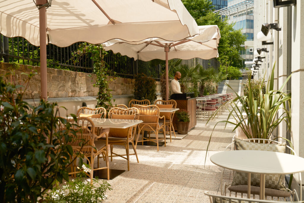 Place to be im Sommer: die schattige Terrasse des The Hoxton Brussels 
