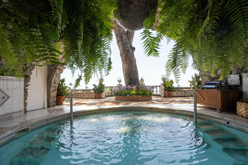 Selbst der Pool wird zu einem romantischen Ort