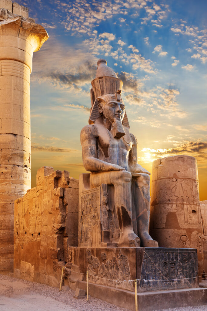 Ramses II. vor dem Eingang zum Luxor Tempel
Das Rätsel der Hieroglyphen wurde vor 200 Jahren gelöst

