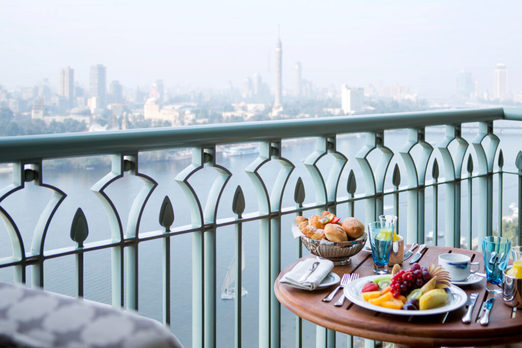 Four Seasons at Nile Plaza mit Blick auf die Skyline von Kairo