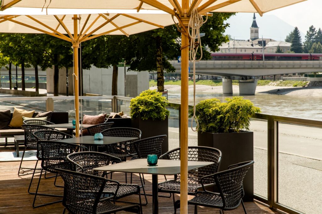 Die Terrasse am Ufer der Salzach